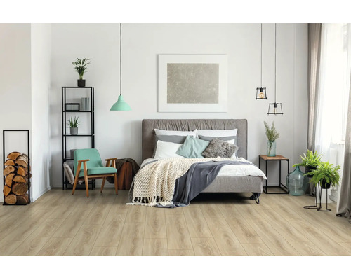 Dormitor luminos cu parchet laminat cu aspect de stejar, pat tapițat gri și decor modern. Luminos, spațios și organizat.