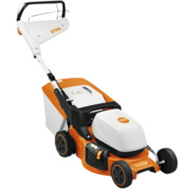 Mașină de tuns iarba cu acumulator Stihl cu coș de colectare a ierbii și mâner reglabil.