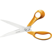 Foarfecă universală Fiskars cu lame din oțel inoxidabil și mânere ergonomice din plastic portocaliu.