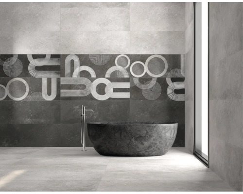 Baie modernă cu plăci de faianță de dimensiuni mari, plăci decorative cu modele geometrice, cadă de sine stătătoare și baterie de pardoseală.
