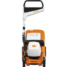 Mașină de tuns iarba cu acumulator STIHL în culorile portocaliu și alb cu mâner ergonomic și sigla STIHL.