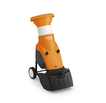 Tocător electric STIHL GHE 150 portocaliu și negru cu pâlnie și roți de transport.