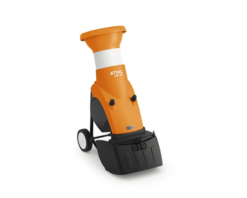 Tocător electric STIHL GHE 150 portocaliu și negru cu pâlnie și roți de transport.
