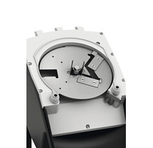 Mecanism de tăiere al unui tocător de grădină cu disc de tăiere circular și cuțite metalice înșurubate.