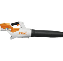 Suflantă de frunze cu acumulator STIHL, cu mâner ergonomic și tub de suflare negru.