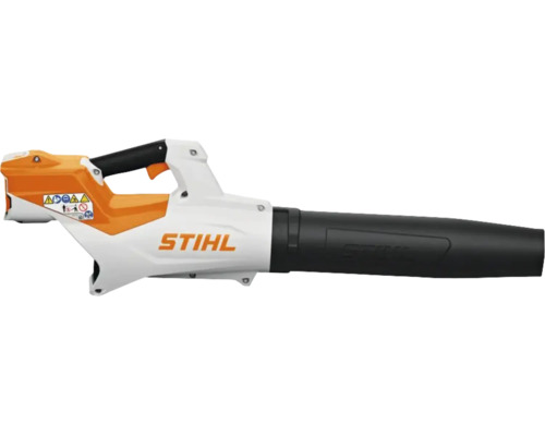 Suflantă de frunze cu acumulator STIHL, cu mâner ergonomic și tub de suflare negru.