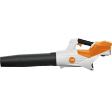 Suflantă de frunze cu acumulator STIHL BGA 60 cu tub de suflare și mâner ergonomic.