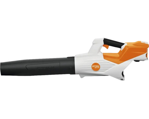 Suflantă de frunze cu acumulator STIHL BGA 60 cu tub de suflare și mâner ergonomic.