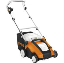 Scarificator electric STIHL RLE 240 portocaliu și negru cu coș colector pentru iarbă și mâner pliabil.