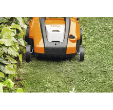Scarificator cu acumulator STIHL RLA 240 în timpul lucrului pe o suprafață de gazon.