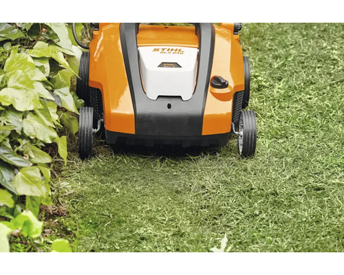 Scarificator cu acumulator STIHL RLA 240 în timpul lucrului pe o suprafață de gazon.