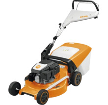 Mașină de tuns iarba pe benzină STIHL portocalie și albă cu coș de colectare a ierbii și mâner reglabil pe înălțime.