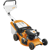 Mașină de tuns iarba pe benzină STIHL, portocaliu cu alb, cu coș de colectare și mâner negru.