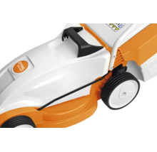 Mașină electrică de tuns gazonul Stihl RME 235 din plastic cu roți și mâner de transport integrat.