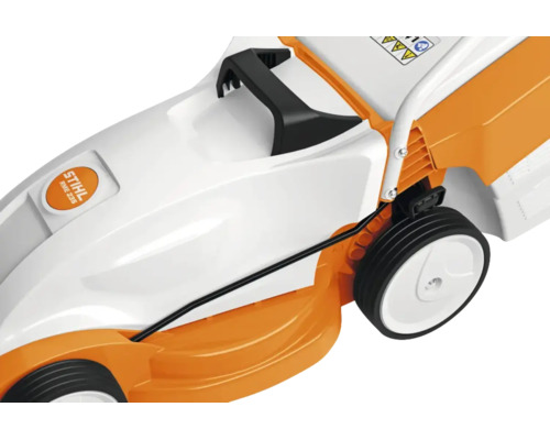 Mașină electrică de tuns gazonul Stihl RME 235 din plastic cu roți și mâner de transport integrat.