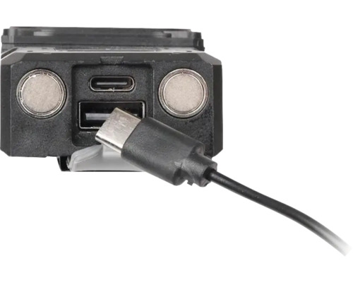 Vedere de aproape a unui dispozitiv negru cu port de încărcare USB-C și USB-A și două contacte metalice rotunde cu un cablu USB-C conectat.