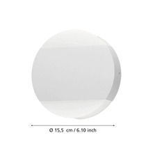 Aplică de perete și plafonieră rotundă albă cu un diametru de 15,5 centimetri.