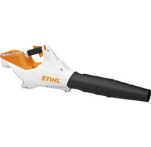 Suflantă de frunze Stihl cu carcasă albă și portocalie și tub de suflare negru.