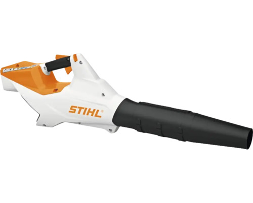 Suflantă de frunze Stihl cu carcasă albă și portocalie și tub de suflare negru.