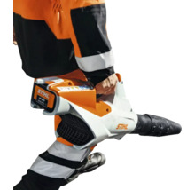 Suflantă de frunze cu acumulator Stihl purtată de o persoană în haine de lucru, cu acumulator inclus.