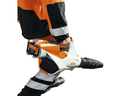 Suflantă de frunze cu acumulator Stihl purtată de o persoană în haine de lucru, cu acumulator inclus.