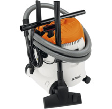 Aspirator umed și uscat STIHL cu furtun de aspirare, cablu de alimentare și duză de podea.