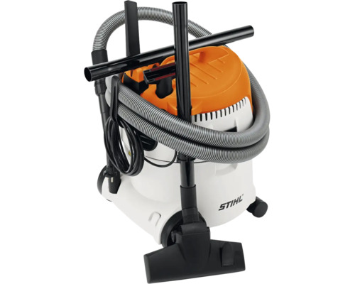 Aspirator umed și uscat STIHL cu furtun de aspirare, cablu de alimentare și duză de podea.