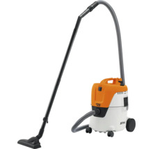 Aspirator umed-uscat STIHL SE 62 cu furtun de aspirare, tub de aspirare și duză pentru podea.