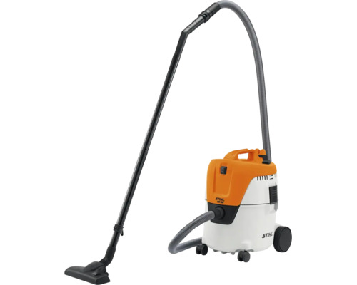 Aspirator umed-uscat STIHL SE 62 cu furtun de aspirare, tub de aspirare și duză pentru podea.