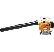 Aspirator și tocător de frunze pe benzină STIHL SH 56 cu tub lung de suflare și mâner.