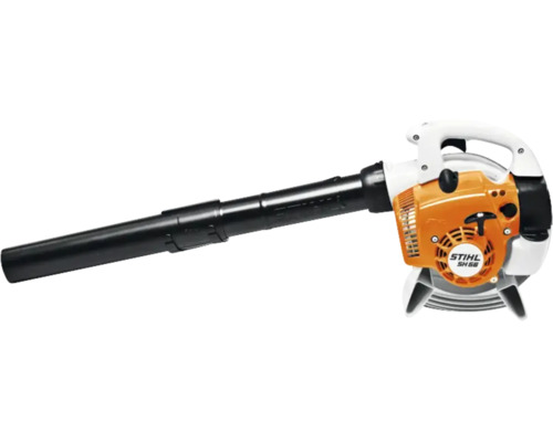 Aspirator și tocător de frunze pe benzină STIHL SH 56 cu tub lung de suflare și mâner.