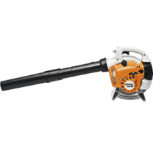 Suflantă de frunze pe benzină STIHL BG 56 cu tub negru, carcasă portocalie, mâner alb și STIHL Logo.