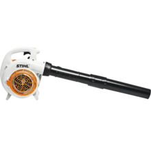 Suflantă pentru frunze STIHL albă și portocalie din plastic cu tub lung de suflare negru și STIHL Logo pentru întreținerea grădinii.