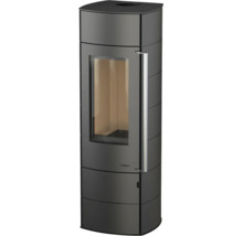 Șemineu modern din oțel cu fațadă rotunjită, fereastră mare de vizualizare și mâner metalic vertical lung.