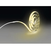 Bandă LED flexibilă Philips, rulată în formă de spirală și aprinsă, cu lumină albă caldă și spate autoadeziv.