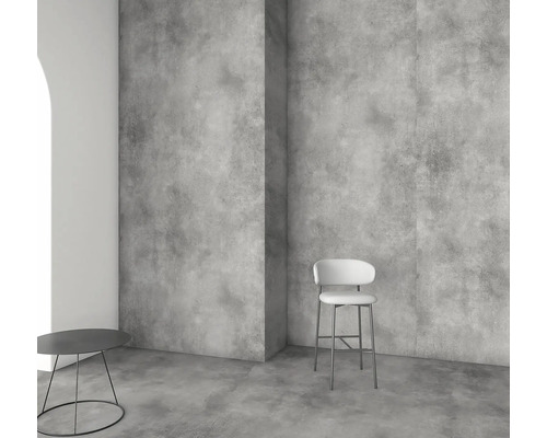 Amenajare modernă cu panouri de perete și pardoseală cu aspect de beton, scaun de bar și măsuță minimalistă.