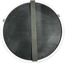 Partea din spate a unei oglinzi rotunde cu o bară metalică verticală și cleme de fixare pe margine.