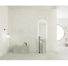 Baie modernă, luminoasă, cu aspect de piatră, cu chiuvetă tip coloană, oglindă ovală cu LED, baterie stativă și corp de iluminat minimalist.