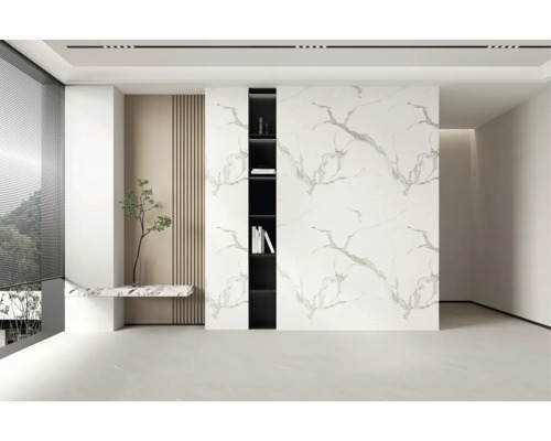 Design modern de perete cu plăci ceramice de format mare cu aspect de marmură, raft negru integrat și lamele verticale din lemn.