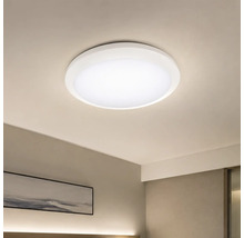 Plafonieră LED rotundă albă montată pe tavanul unei camere cu design modern.
