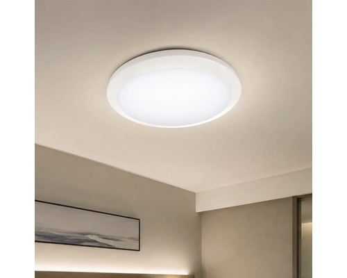 Plafonieră LED rotundă albă montată pe tavanul unei camere cu design modern.