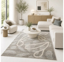Sufragerie modernă cu covor mare cu model, canapea în L, măsuță de cafea rotundă, bufet din lemn și plante de interior în stil minimalist.