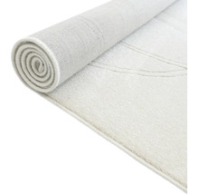 Covor rulat parțial cu suprafață moale și model discret cu linii.