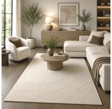 Sufragerie modernă cu un covor de culoare deschisă cu model geometric circular, canapea, fotoliu și mobilier din lemn.