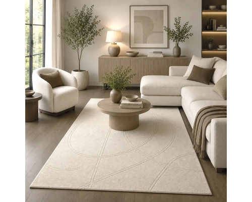 Sufragerie modernă cu un covor de culoare deschisă cu model geometric circular, canapea, fotoliu și mobilier din lemn.