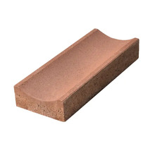 Rigolă roșie din beton pentru drenarea suprafețelor.