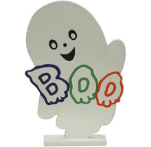 Figurină decorativă de Halloween în formă de spirit zâmbitor cu inscripția BOO pe un suport.