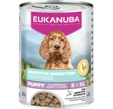 Eukanuba hrană umedă pentru căței Sensitive Digestion cu pui pentru digestie sensibilă, potrivită pentru câini de la una la douăsprezece luni.