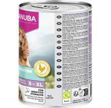 Logo Eukanuba pe conservă hrană umedă pentru căței cu pui pentru stomac sensibil, potrivită pentru talii de la S la XL, ambalaj reciclabil.