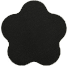 Covoraș negru din textil în formă de floare cu margini finisate.